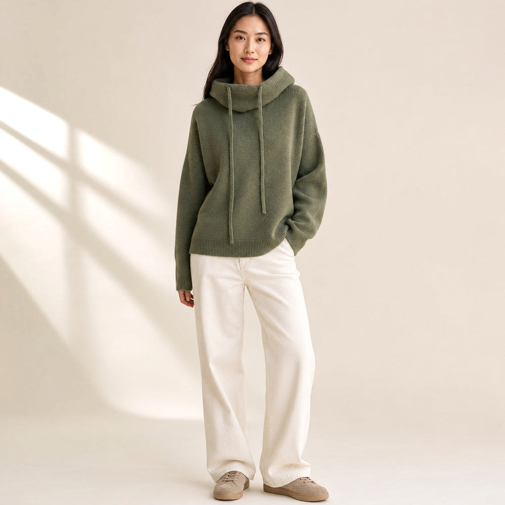Linnea | Strickpullover mit Kapuze und Rippbündchen Grün – Gesamtlook