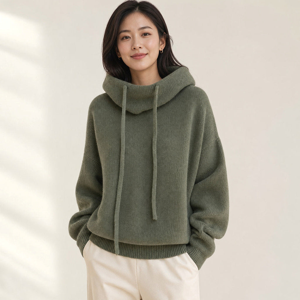 Linnea | Strickpullover mit Kapuze und Rippbündchen in Grün – Premium Editorial