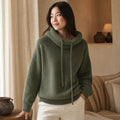 Linnea | Strickpullover mit Kapuze und Rippbündchen Grün – Gestyltes Editorial-Foto