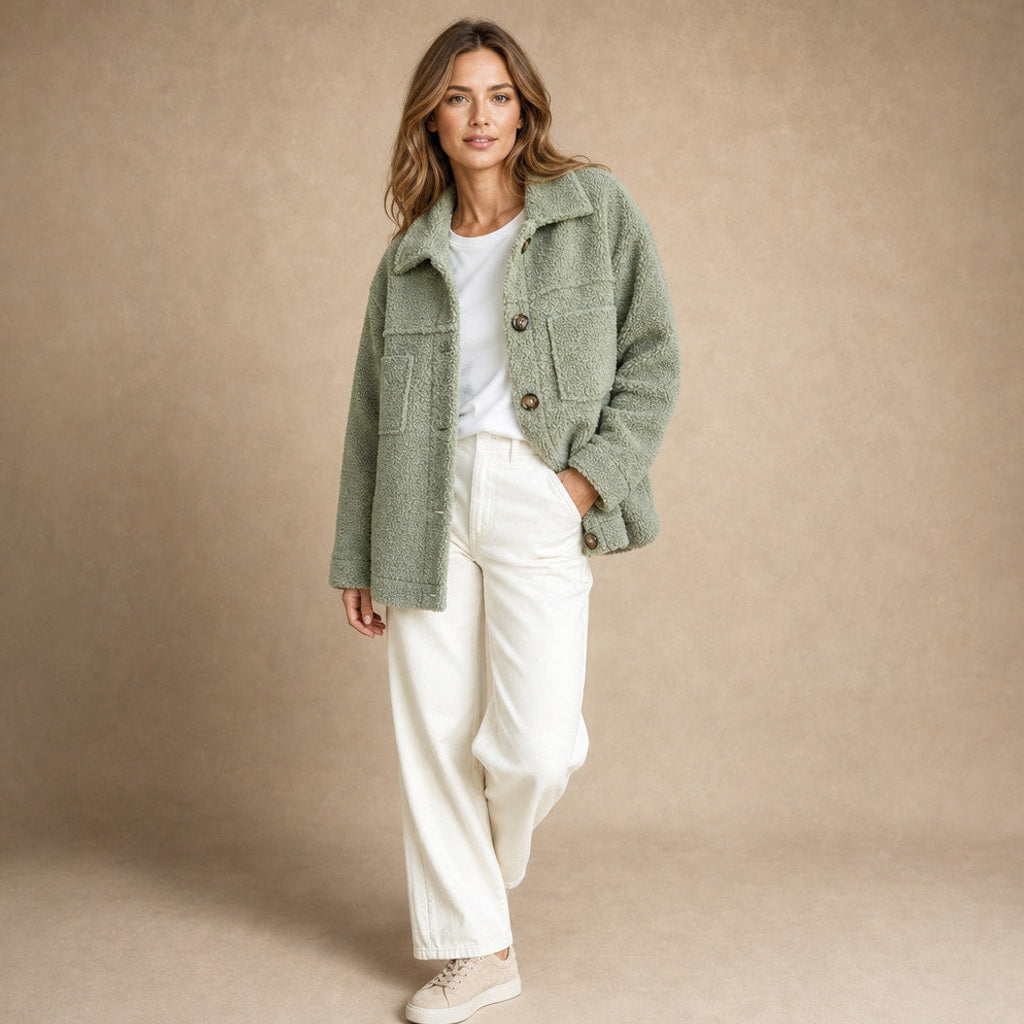 Lorelei | Strickjacke mit Teddyflor und Knopfleiste Grün – Seitenansicht