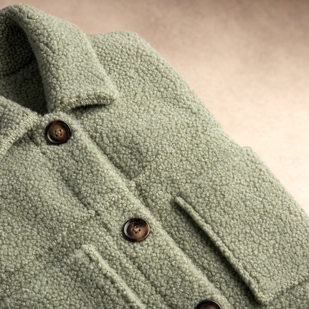 Lorelei | Strickjacke mit Teddyflor und Knopfleiste Grün – Stoff- und Detailaufnahme