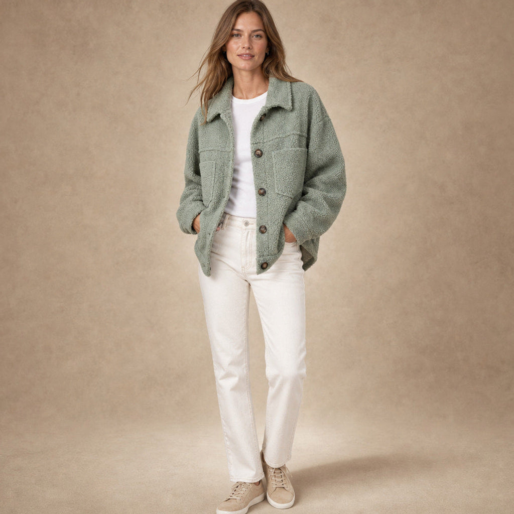 Lorelei | Strickjacke mit Teddyflor und Knopfleiste Grün – Gesamtlook