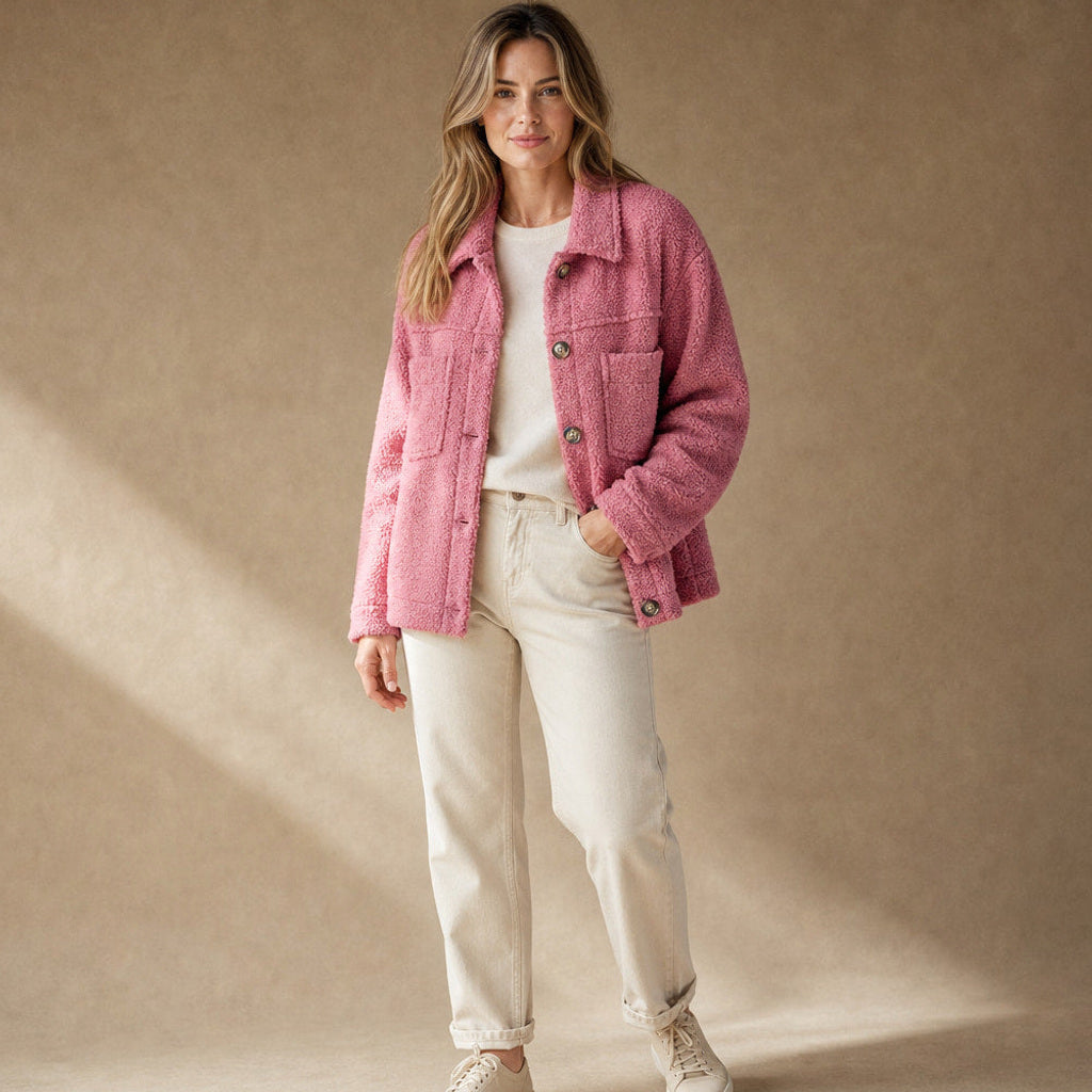 Lorelei | Strickjacke mit Teddyflor und Knopfleiste in Pink – Premium Editorial