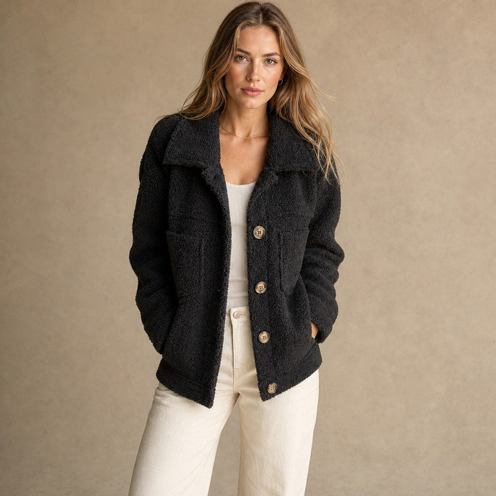 Lorelei | Strickjacke mit Teddyflor und Knopfleiste in Schwarz – Premium Editorial
