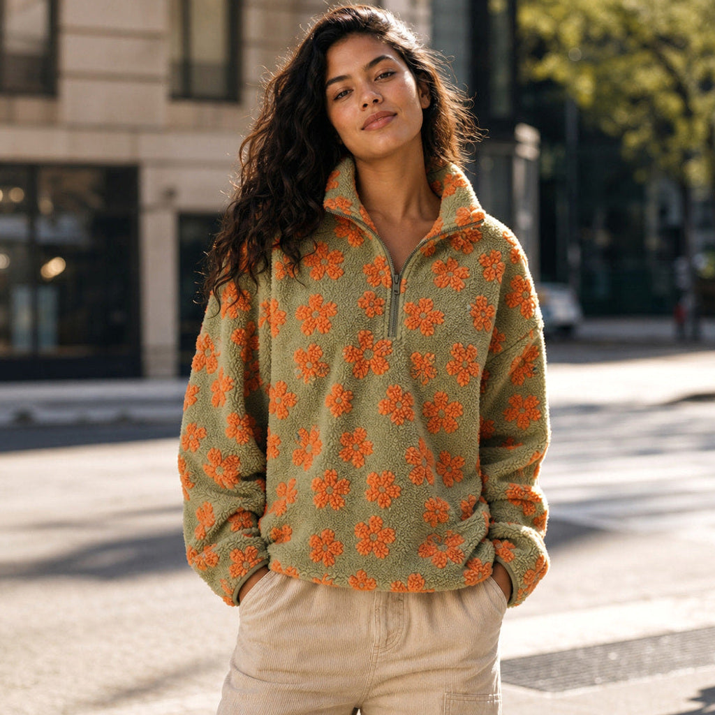Lottchen | Sherpa-Pullover mit Blumenmuster Orange – Gestyltes Editorial-Foto