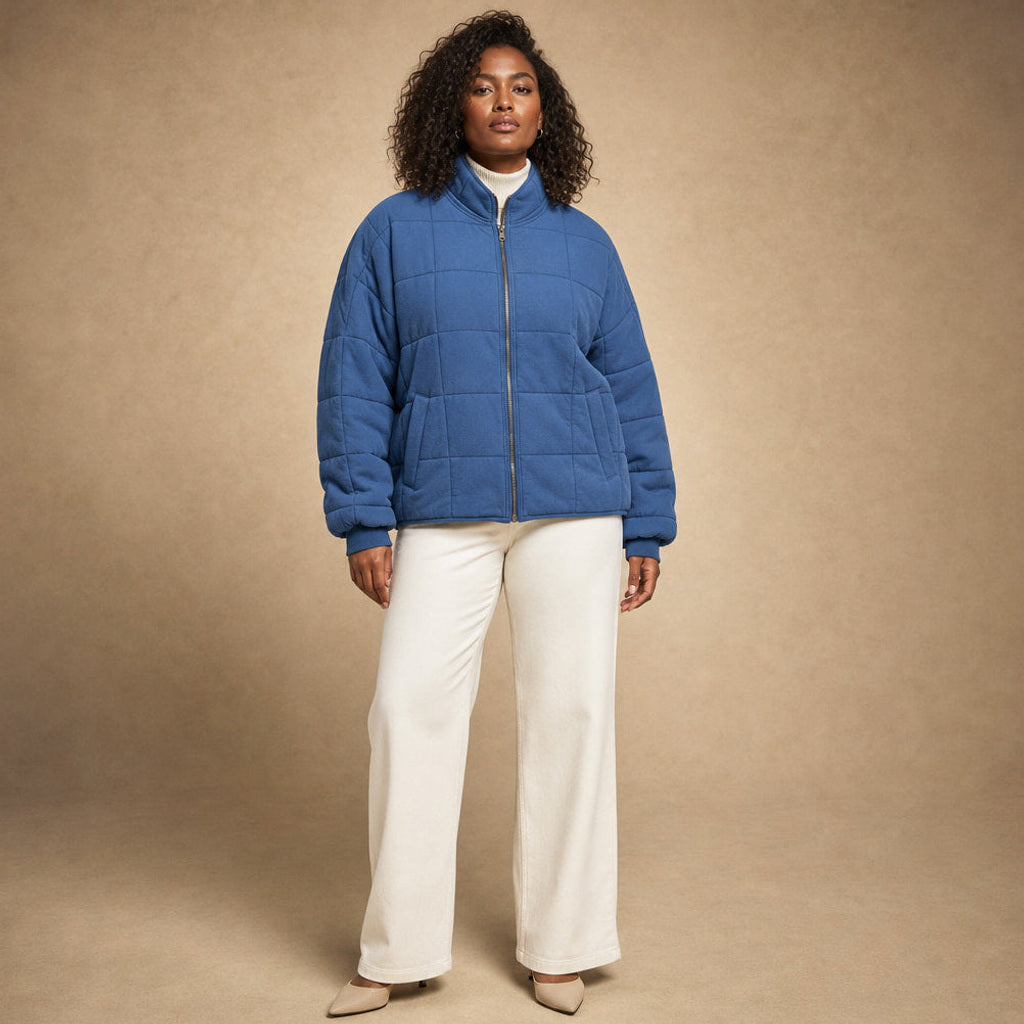 Lotte | Steppjacke mit schmalen Steppkanälen und lockerer Passform in Blau – Premium Editorial