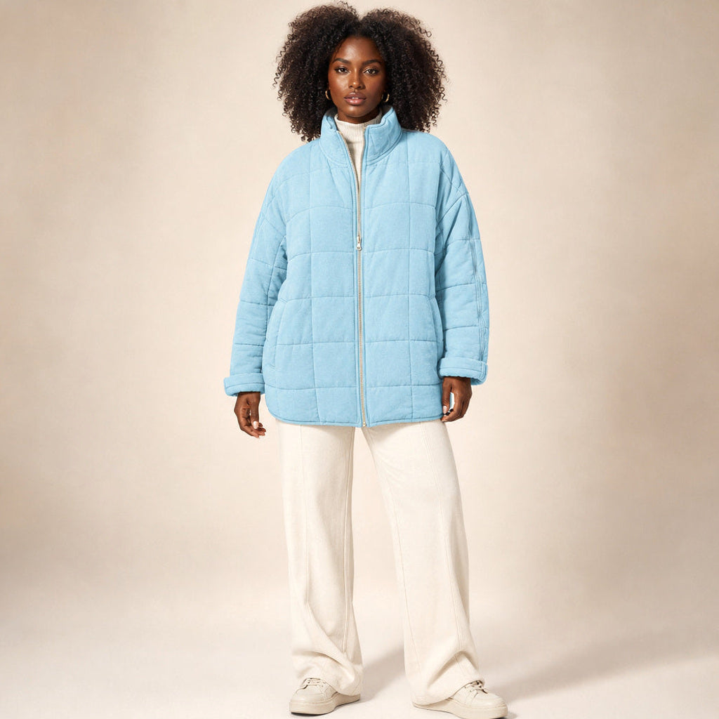 Lotte | Steppjacke mit schmalen Steppkanälen und lockerer Passform in Grün – Premium Editorial