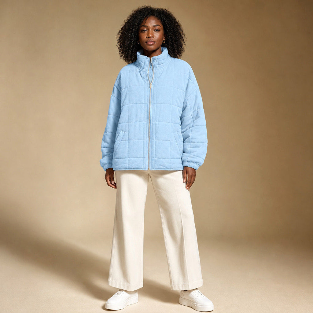 Lotte | Steppjacke mit schmalen Steppkanälen und lockerer Passform in Hellblau – Premium Editorial