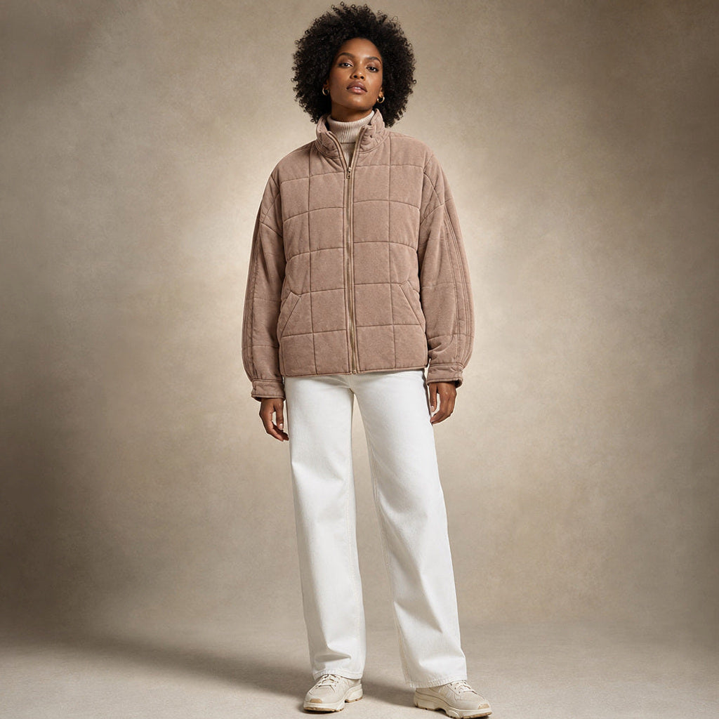 Lotte | Steppjacke mit schmalen Steppkanälen und lockerer Passform in Khaki – Premium Editorial