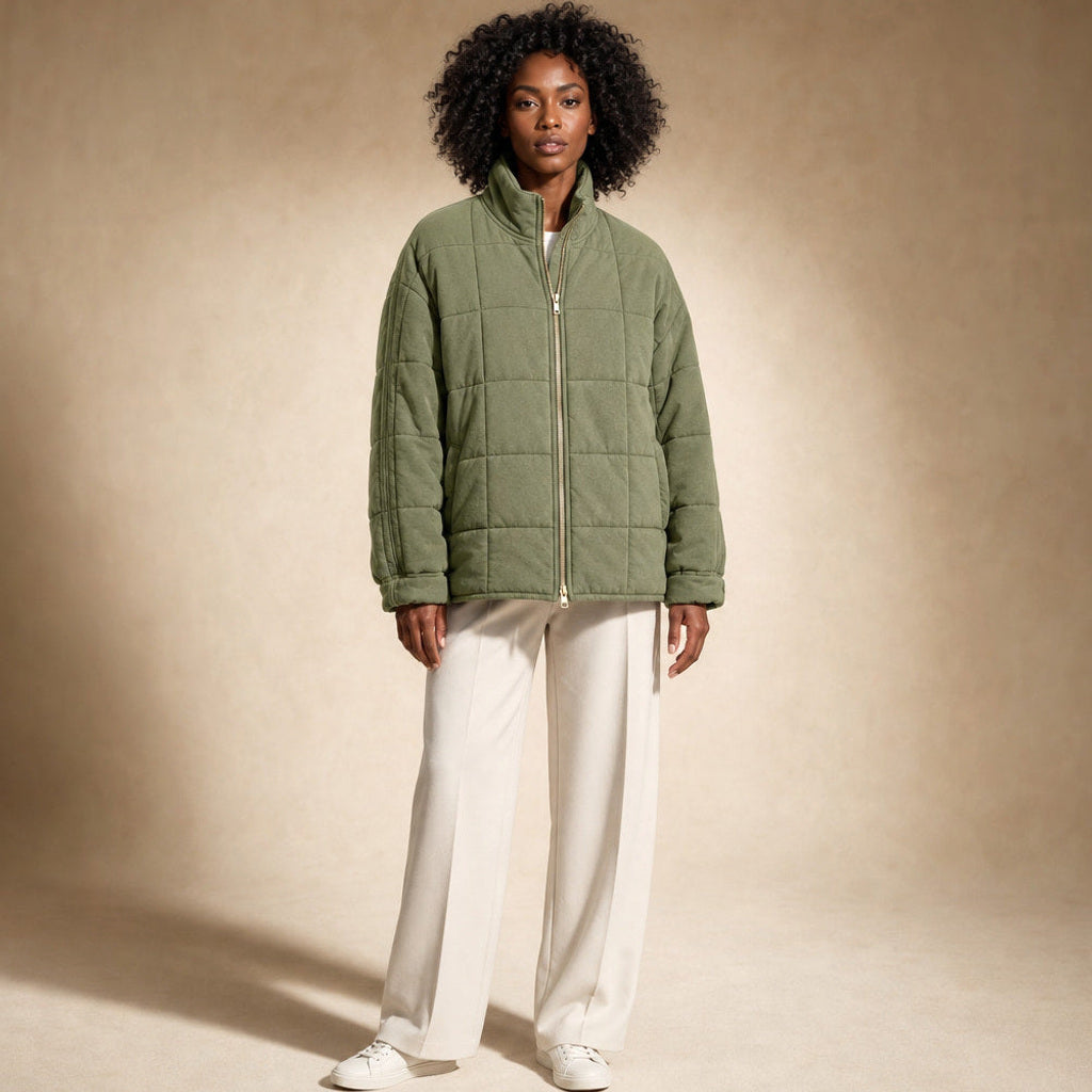Lotte | Steppjacke mit schmalen Steppkanälen und lockerer Passform in Oliv / Grün – Premium Editorial