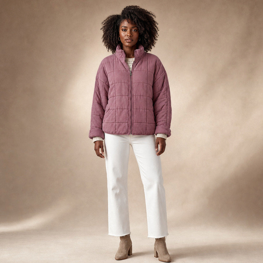 Lotte | Steppjacke mit schmalen Steppkanälen und lockerer Passform in Pink – Premium Editorial