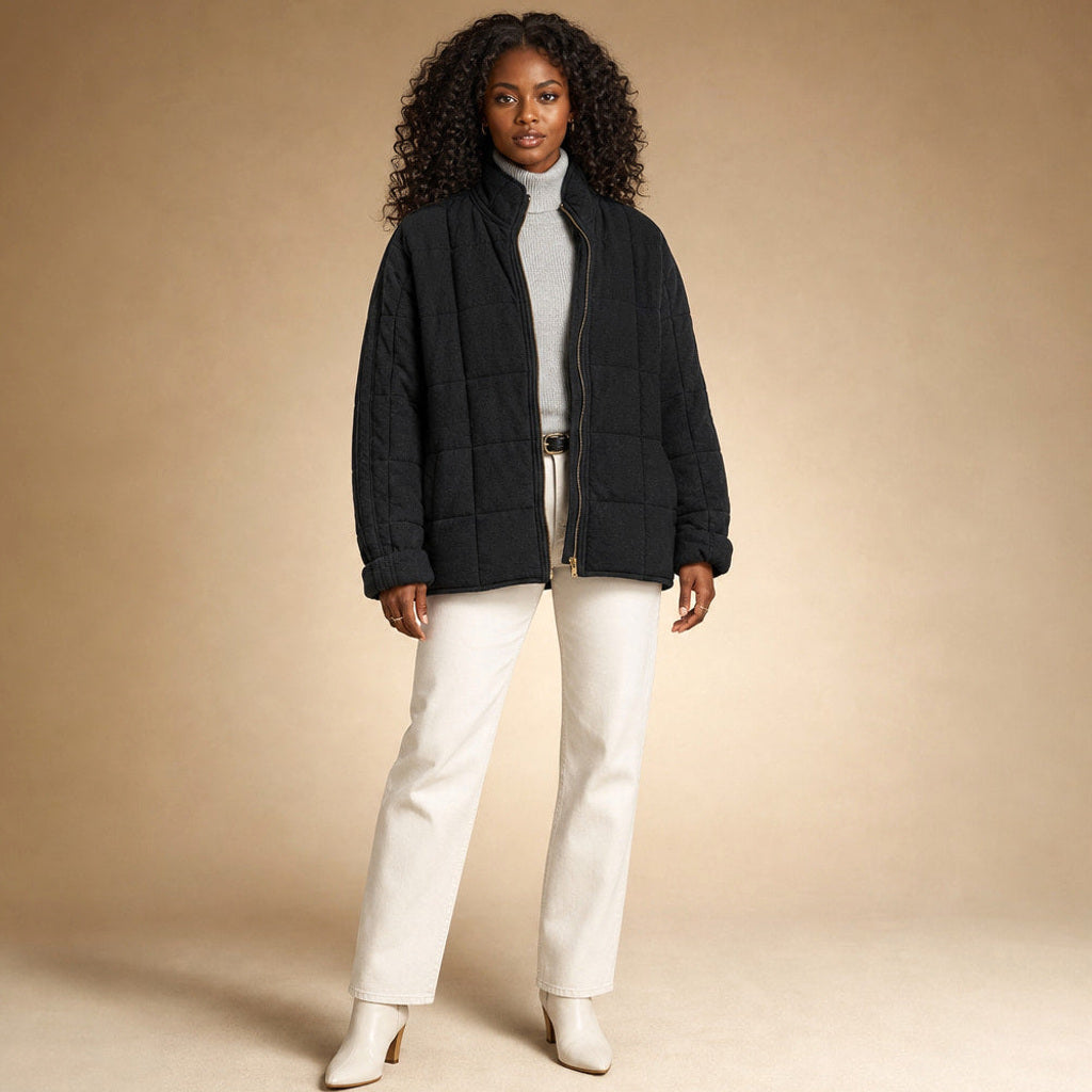 Lotte | Steppjacke mit schmalen Steppkanälen und lockerer Passform in Schwarz – Premium Editorial