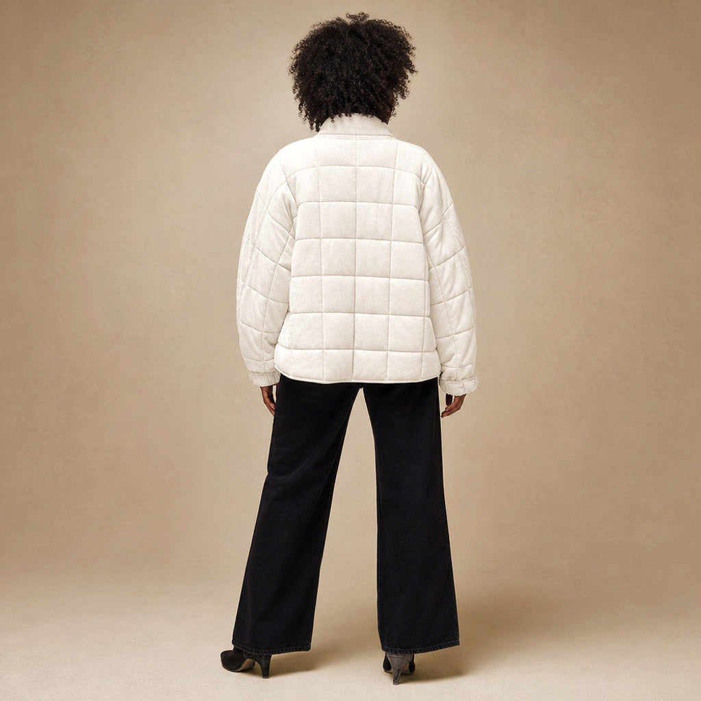 Lotte | Steppjacke mit schmalen Steppkanälen und lockerer Passform Weiß – Gesamtlook