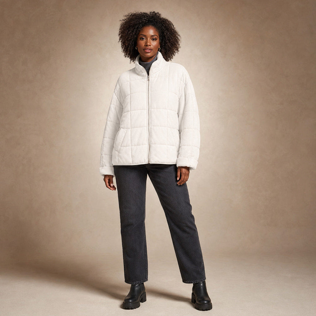 Lotte | Steppjacke mit schmalen Steppkanälen und lockerer Passform in Weiß – Premium Editorial