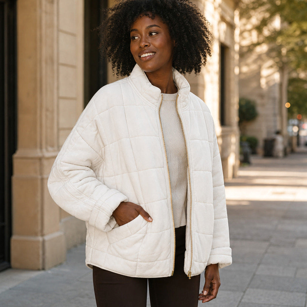 Lotte | Steppjacke mit schmalen Steppkanälen und lockerer Passform Weiß – Gestyltes Editorial-Foto
