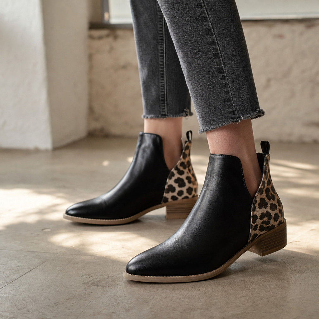Ludwinde | Chelsea Boots Schwarz mit Leopardenpanel – Gestyltes Editorial-Foto