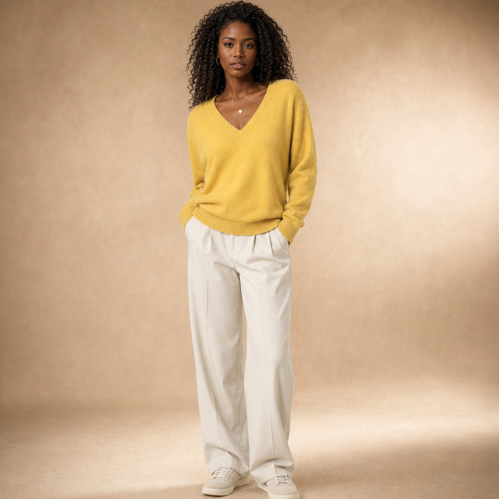 Luise | Feinstrick-Pullover mit V-Ausschnitt in Gelb – Premium Editorial