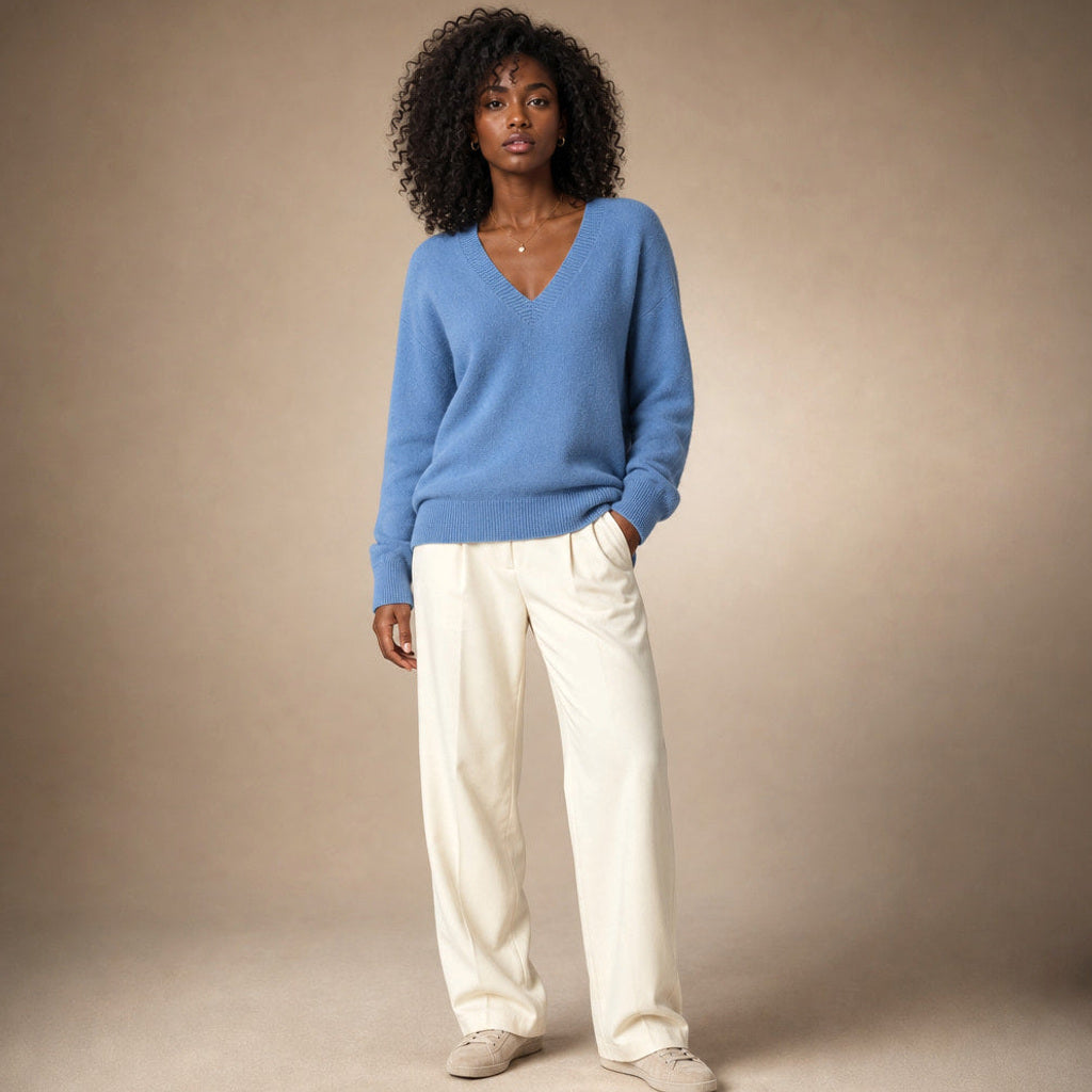 Luise | Feinstrick-Pullover mit V-Ausschnitt in Hellblau – Premium Editorial