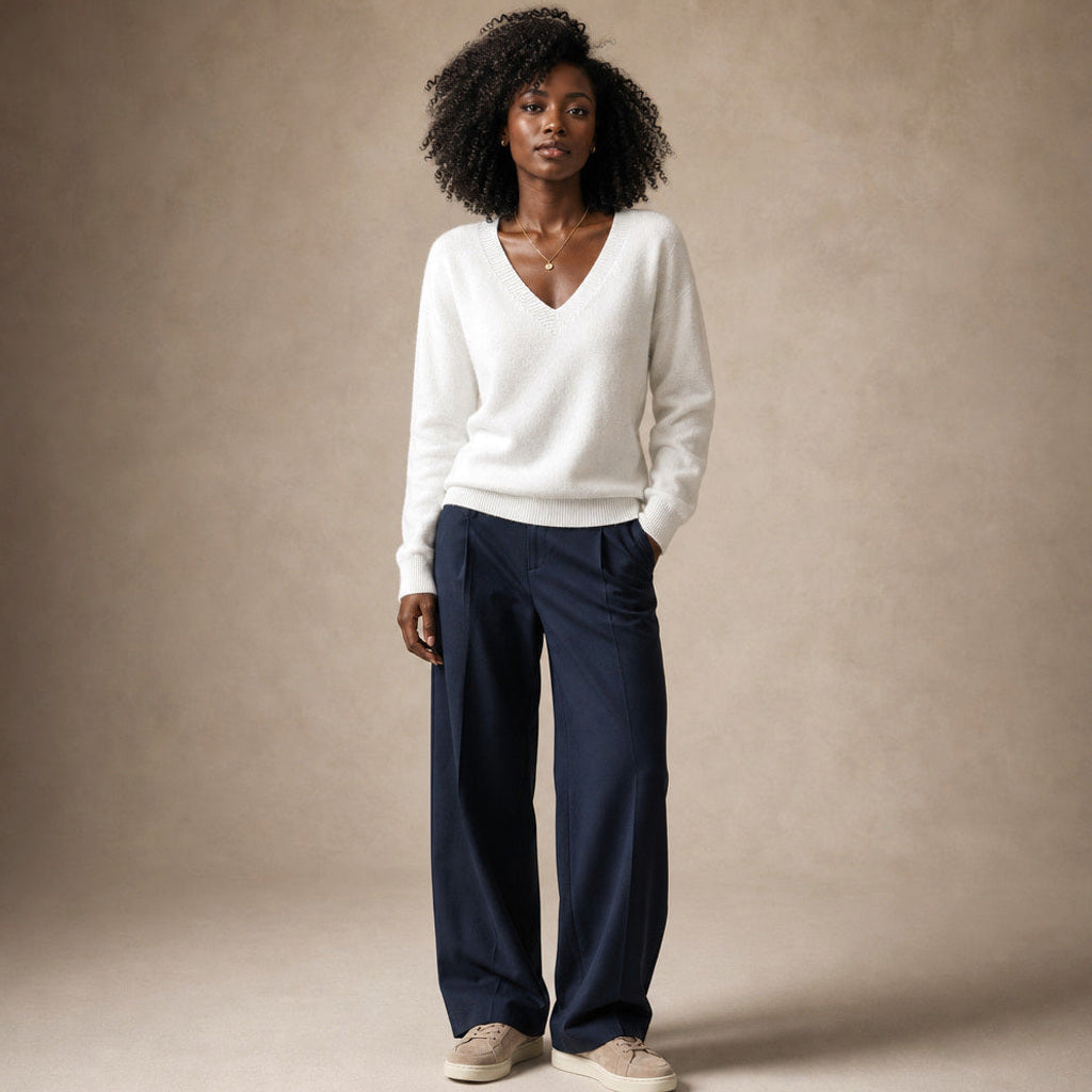 Luise | Feinstrick-Pullover mit V-Ausschnitt in Weiß – Premium Editorial