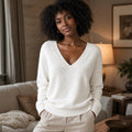 Luise | Feinstrick-Pullover mit V-Ausschnitt Weiß – Gestyltes Editorial-Foto
