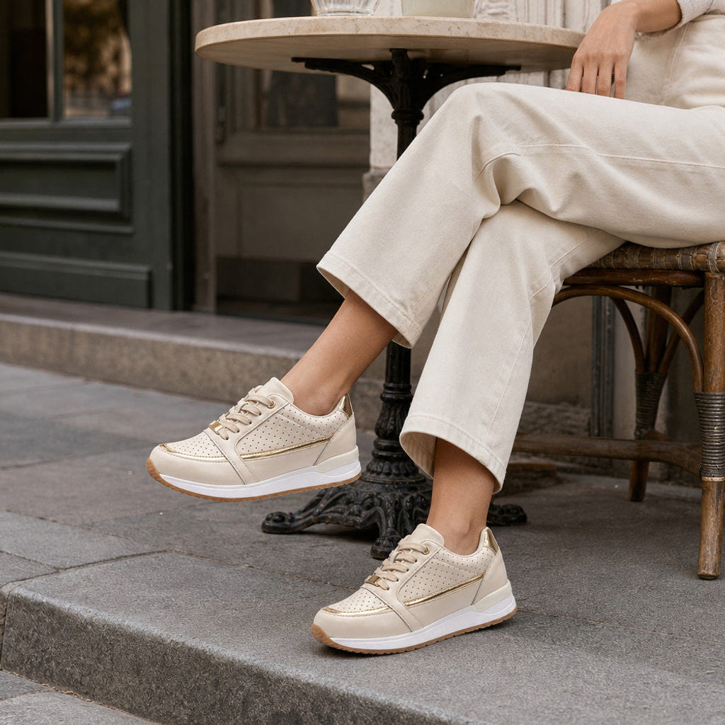 Luiska | Low-Top Sneaker mit Perforation und Plateausohle Beige – Gesamtlook