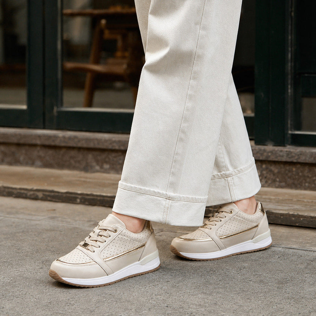 Luiska | Low-Top Sneaker mit Perforation und Plateausohle Beige – Gestyltes Editorial-Foto