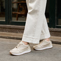 Luiska | Low-Top Sneaker mit Perforation und Plateausohle Beige – Gestyltes Editorial-Foto
