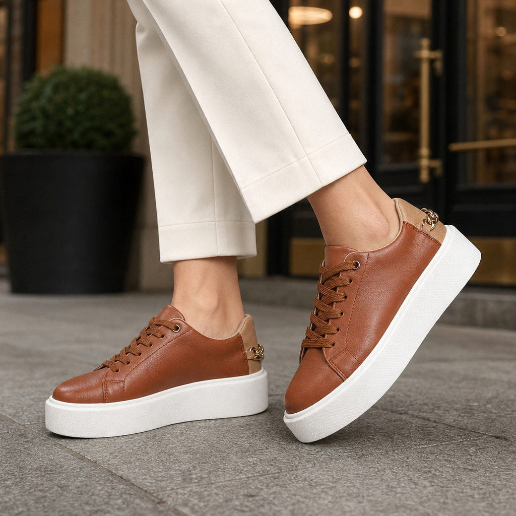 Lungunde | Plateau Sneaker mit Zierkette an der Ferse Braun – Gesamtlook