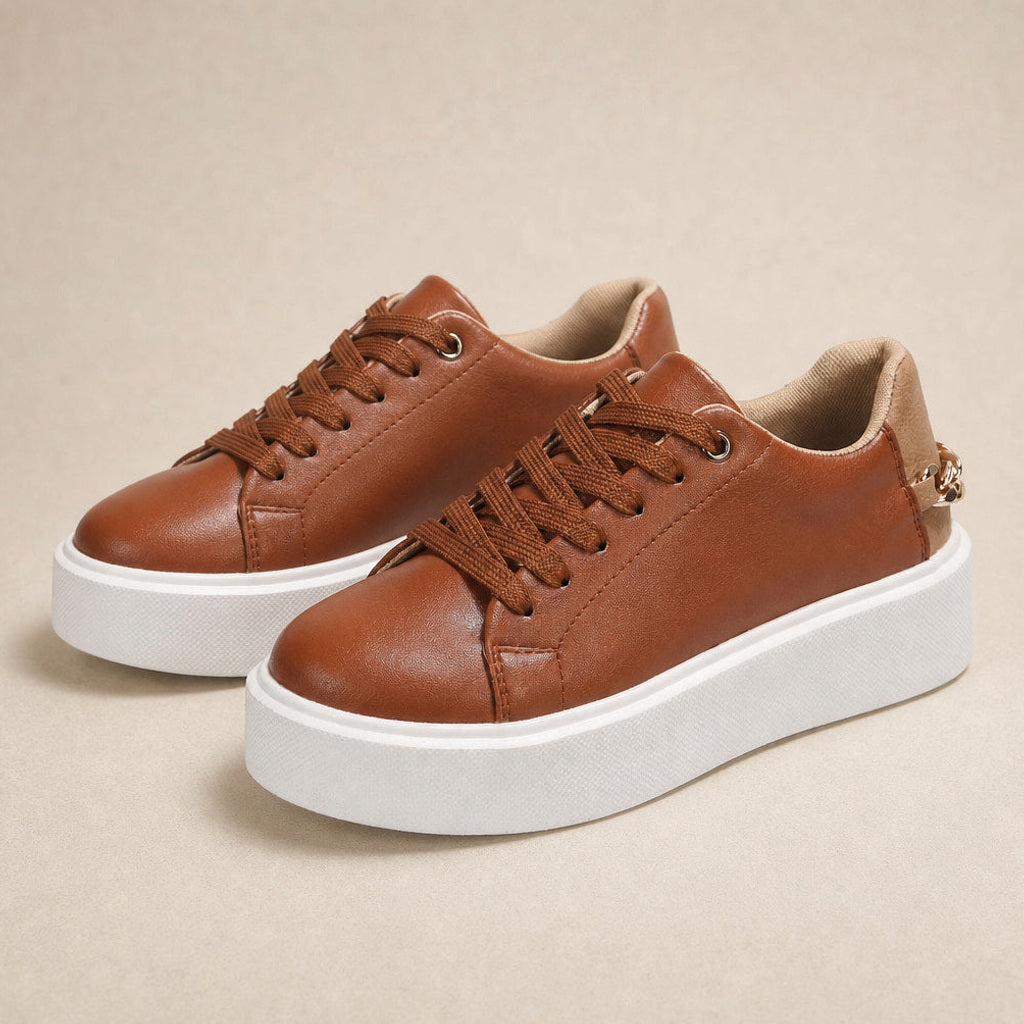 Lungunde | Plateau Sneaker mit Zierkette an der Ferse in Braun – Premium Editorial
