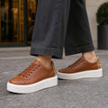Lungunde | Plateau Sneaker mit Zierkette an der Ferse Braun – Gestyltes Editorial-Foto