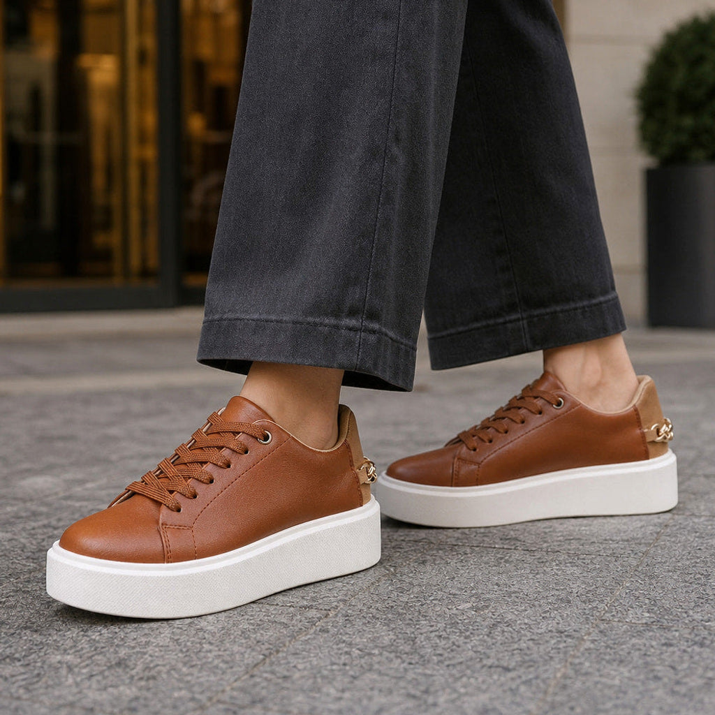Lungunde | Plateau Sneaker mit Zierkette an der Ferse Braun – Gestyltes Editorial-Foto
