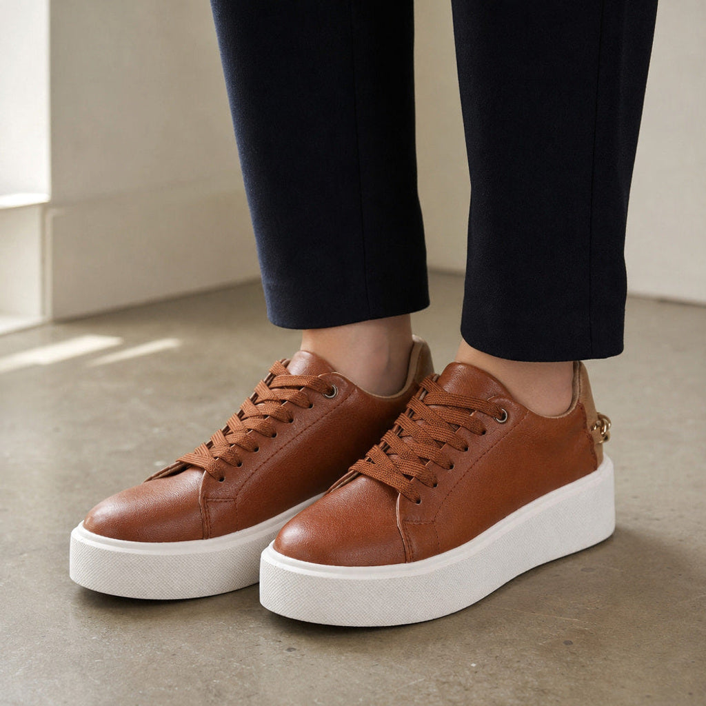 Lungunde | Plateau Sneaker mit Zierkette an der Ferse – Produktfoto