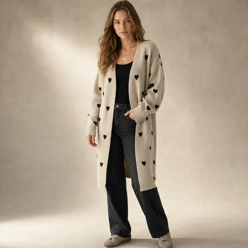 Lutgardis | Strickjacke mit Herzmuster und offener Front – Seitenansicht