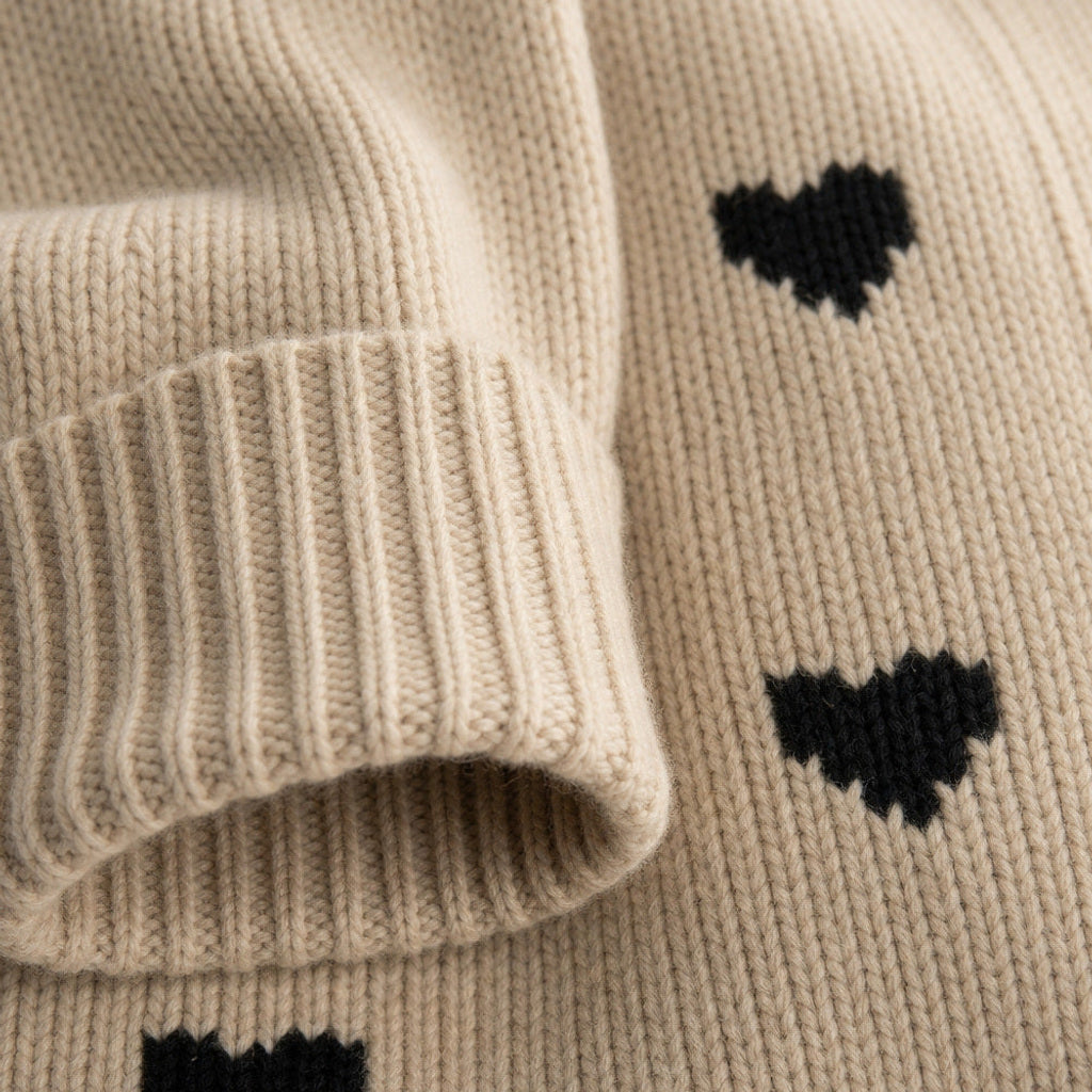Lutgardis | Strickjacke mit Herzmuster und offener Front – Stoff- und Detailaufnahme