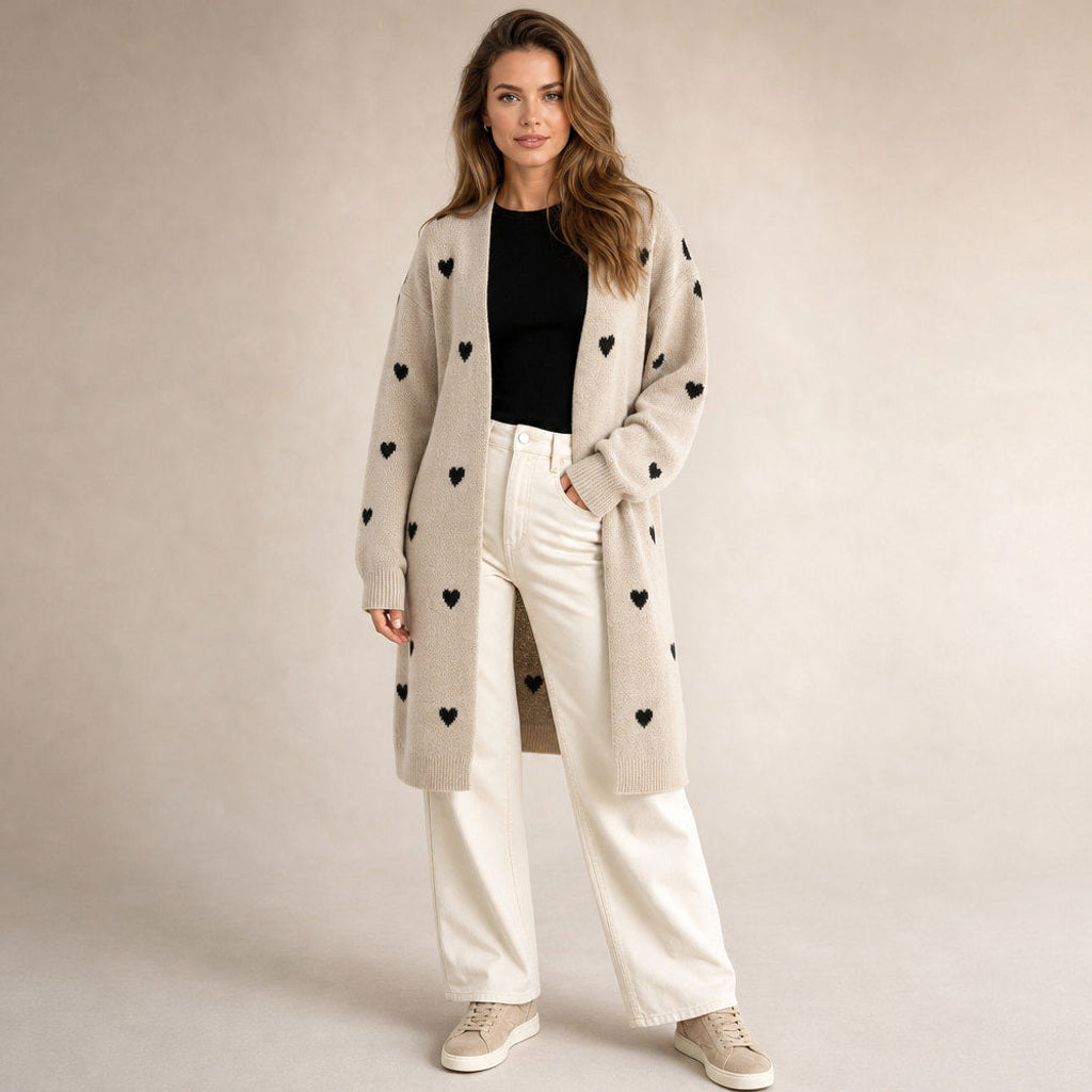 Lutgardis | Strickjacke mit Herzmuster und offener Front – Gesamtlook