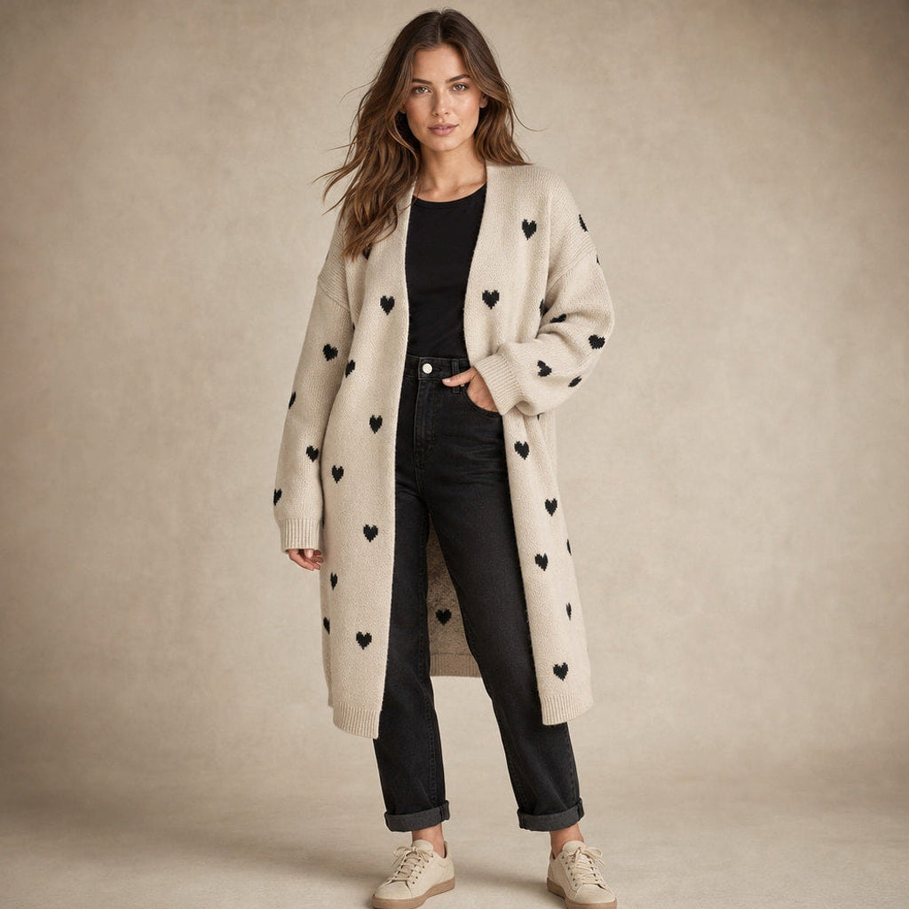 Lutgardis | Strickjacke mit Herzmuster und offener Front – Premium Editorial