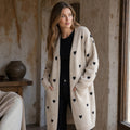 Lutgardis | Strickjacke mit Herzmuster und offener Front – Gestyltes Editorial-Foto
