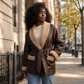 Machtild | Boucle Jacke mit Bindegürtel Braun Braun – Gestyltes Editorial-Foto