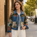 Madlen | Jeansjacke mit Blumenstickerei kurz geschnitten Dunkelblau – Gestyltes Editorial-Foto