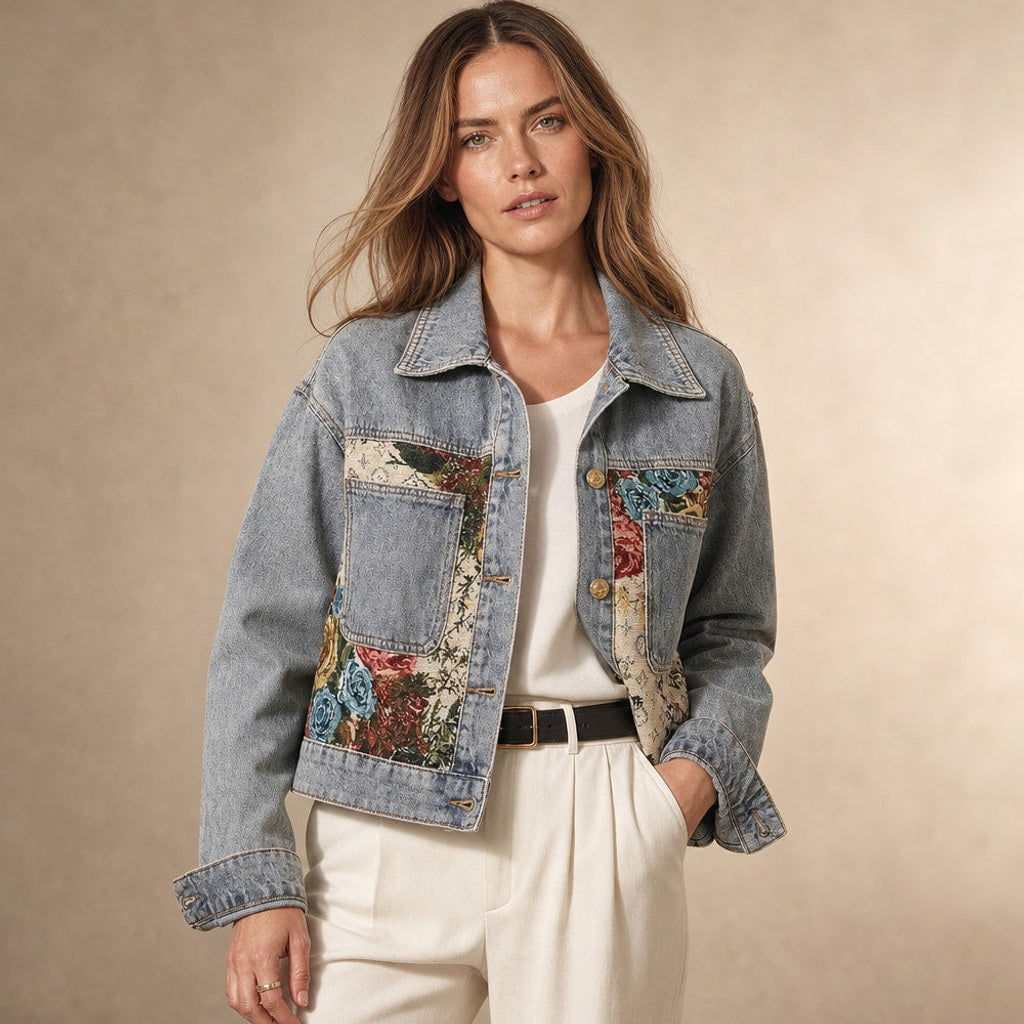 Madlen | Jeansjacke mit Blumenstickerei kurz geschnitten in Hellblau – Premium Editorial
