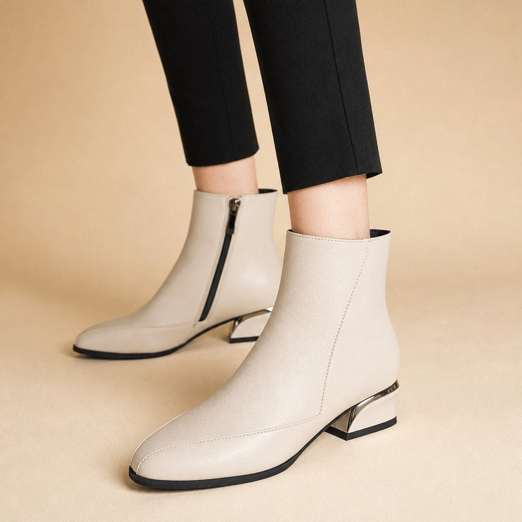 Madlena | Chelsea Boots mit Mandelspitze und flachem Blockabsatz – Premium Editorial