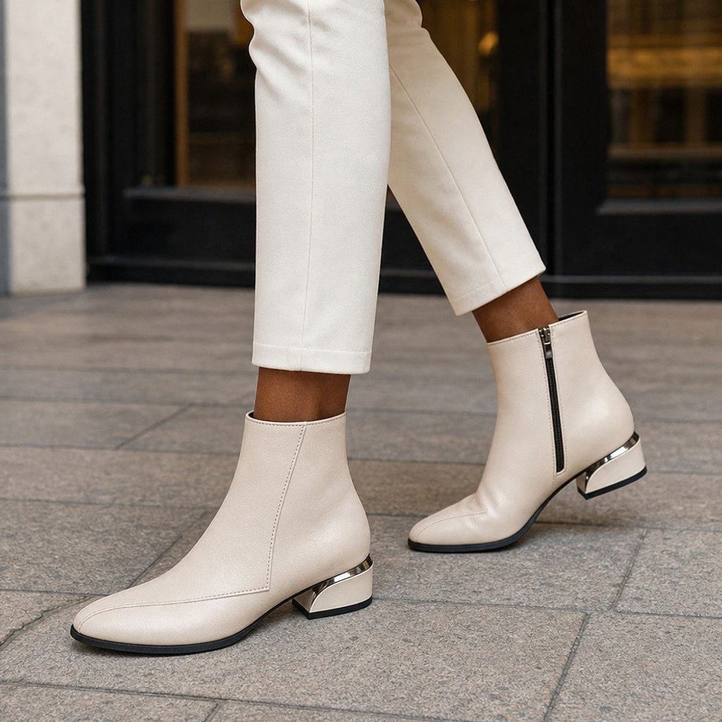 Madlena | Chelsea Boots mit Mandelspitze und flachem Blockabsatz – Gestyltes Editorial-Foto