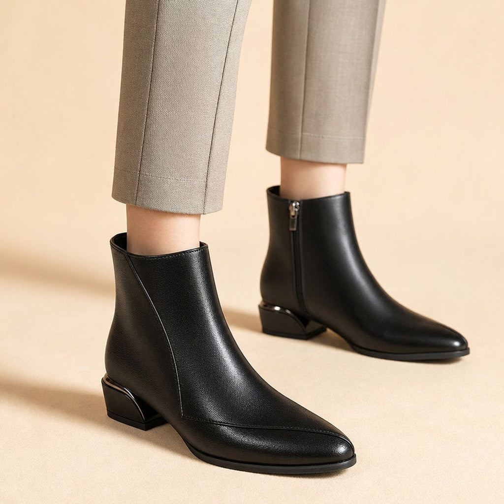 Madlena | Chelsea Boots mit Mandelspitze und flachem Blockabsatz Mitternachtsschwarz – Produktfoto
