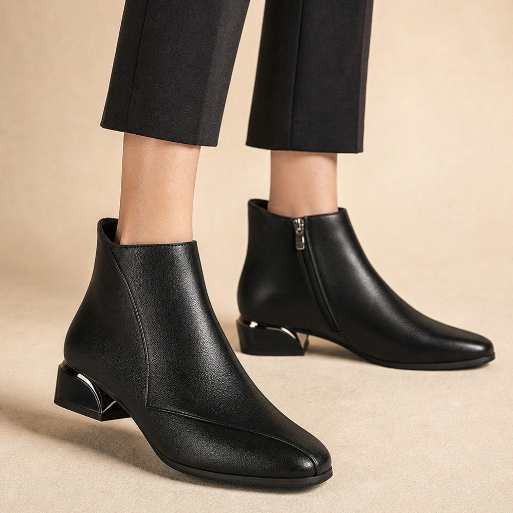 Madlena | Chelsea Boots mit Mandelspitze und flachem Blockabsatz in Mitternachtsschwarz – Premium Editorial