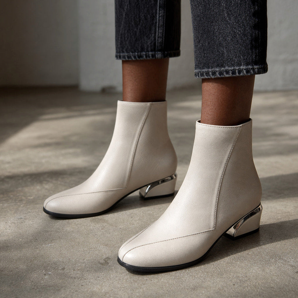 Madlena | Chelsea Boots mit Mandelspitze und flachem Blockabsatz – Gestyltes Editorial-Foto
