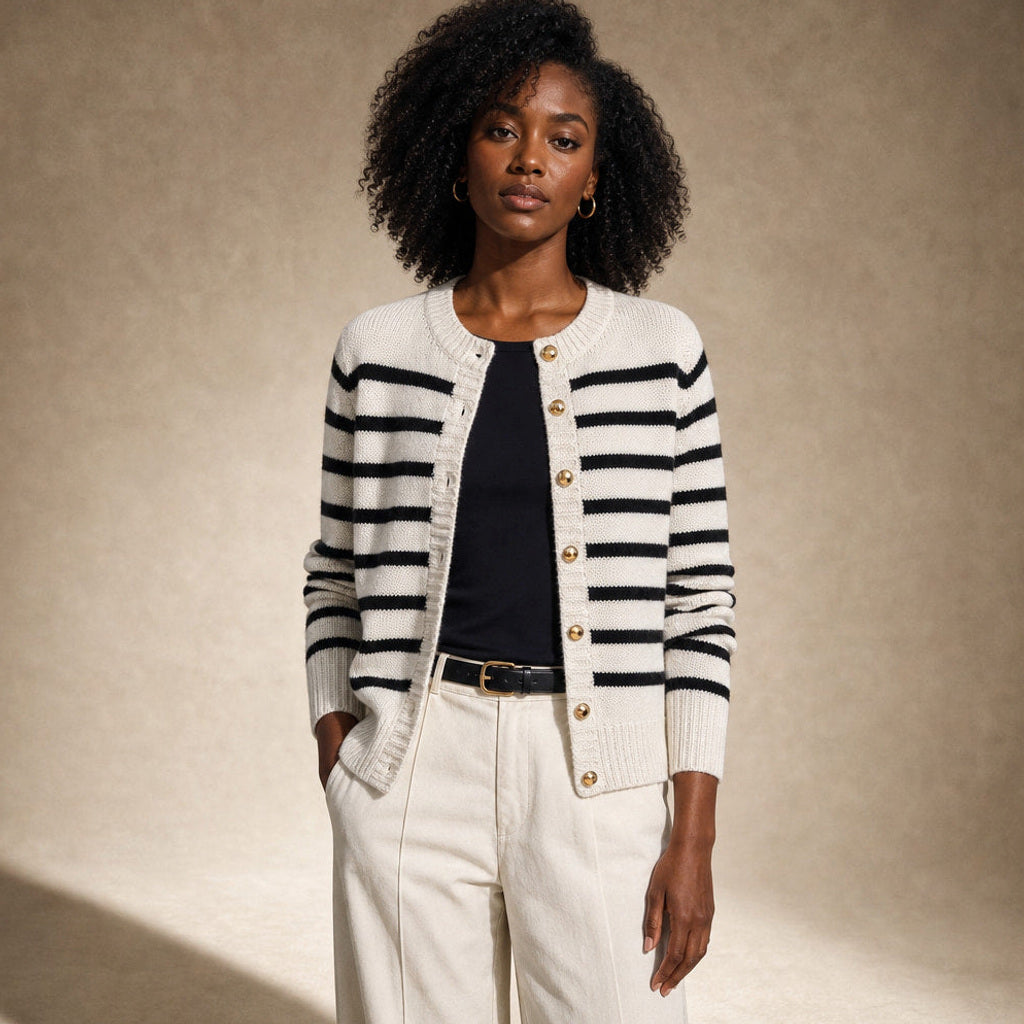 Magdalene | Strickjacke mit Streifen und Knopfleiste in Weiß – Premium Editorial
