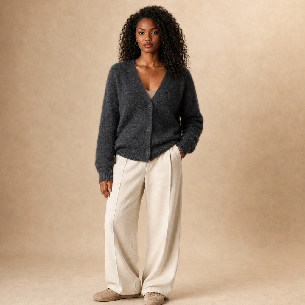 Maja | Pullover mit V-Ausschnitt und Knopfleiste in Dunkelgrau – Premium Editorial