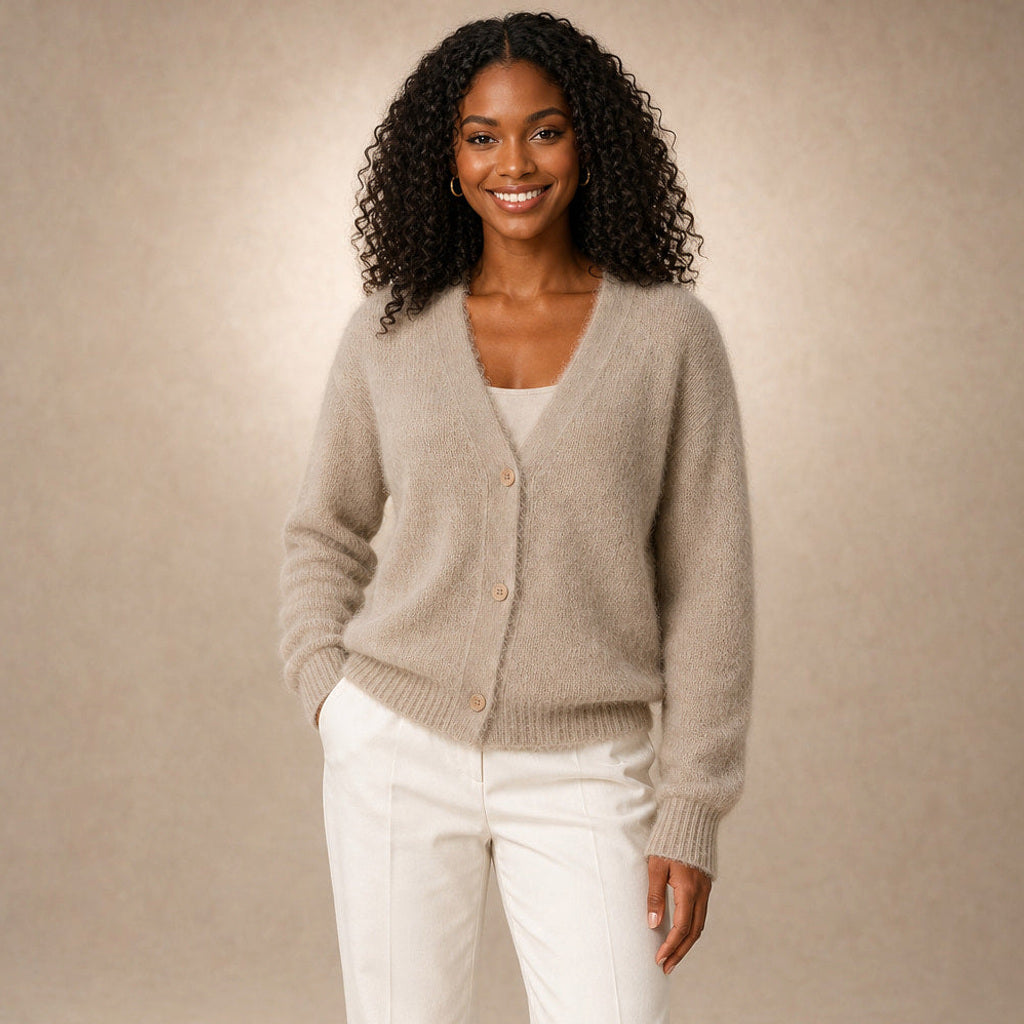 Maja | Pullover mit V-Ausschnitt und Knopfleiste in Khaki – Premium Editorial