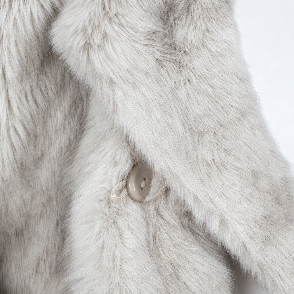 Margareta | Zottelmantel mit breitem Revers Reisgrau – Stoff- und Detailaufnahme