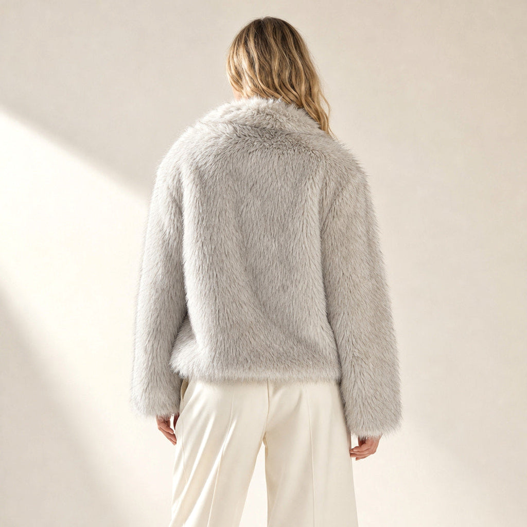 Margareta | Zottelmantel mit breitem Revers Reisgrau – Gesamtlook